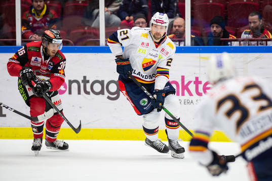 Djurgårdens Patrik Berglund jagas av Malmö Redhawks