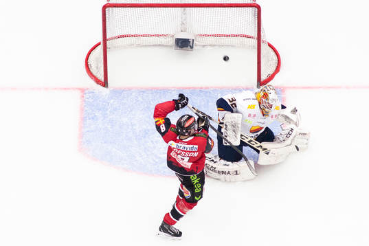 Malmö Redhawks Johan Olofsson framför Djurgårdens