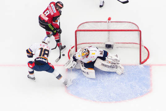 Malmö Redhawks Johan Olofsson framför Djurgårdens