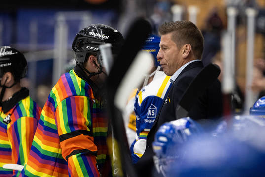 Leksands tränare Ulf Samuelsson diskuterar med Domare