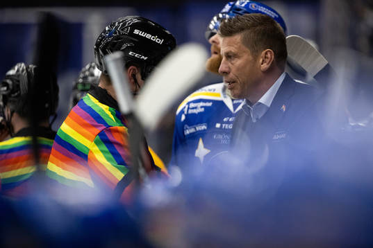 Leksands tränare Ulf Samuelsson diskuterar med Domare