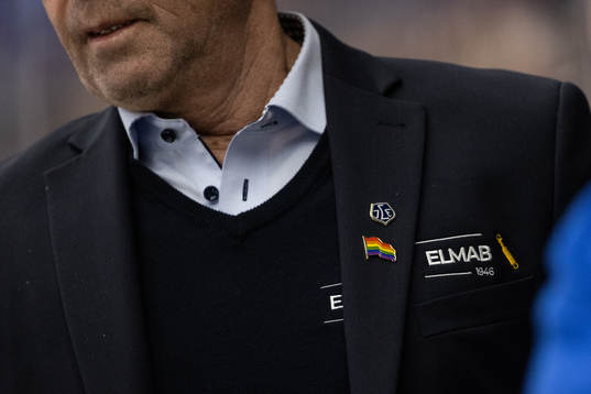 Pride pin på Leksands assisterande tränare Gunnar Persson