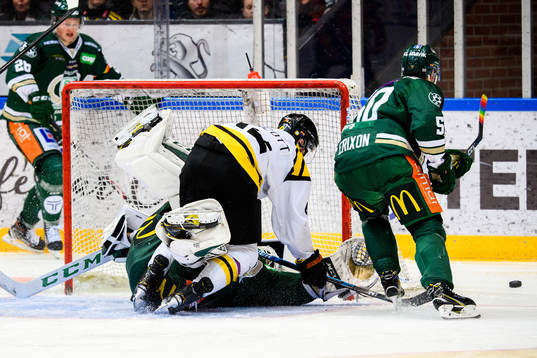 Brynäs Greg Scott kolliderar med Färjestads målvakt