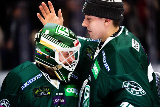 Färjestads målvakt Markus Svensson och målvakt Arvid
