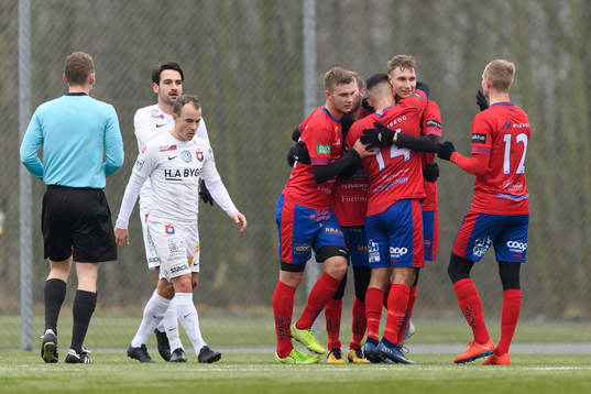 Tvååkers spelare jublar efter 2-1 av Eric Nilsson