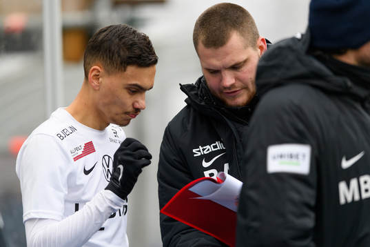 Örgrytes Fredrik Zanjanchi och målvaktstränare Björn