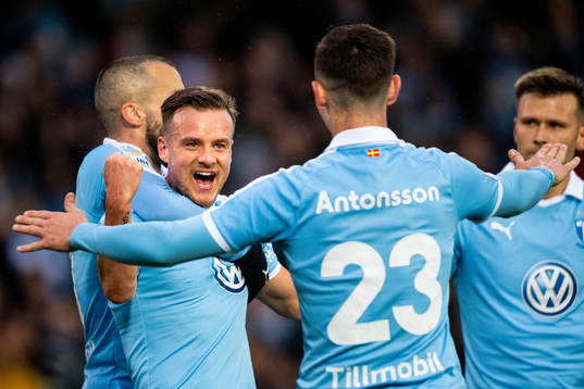 Malmö FFs Eric Larsson jublar med lagkamraterna efter han gjort 2-0