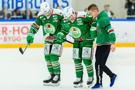 Rögles Leon Bristedt får hjälp av isen