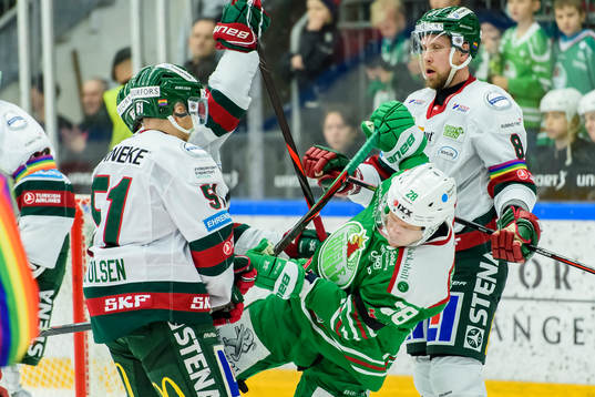 Frölundas Mats Rosseli Olsen puttar undan Rögles Anton