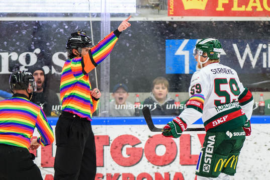 Frölundas Simon Hjalmarsson reagerar på domslut