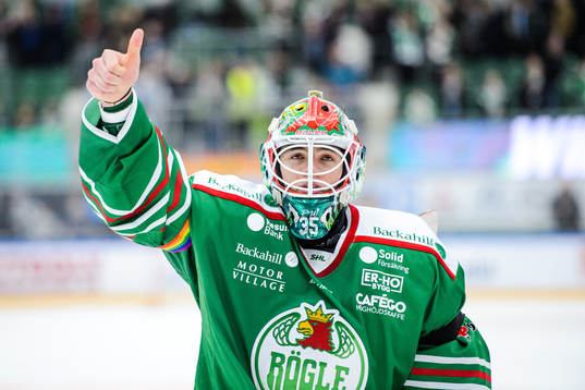 Rögles målvakt Roman Will jublar