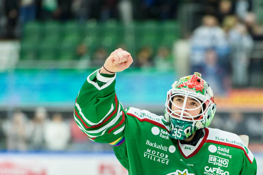 Rögles målvakt Roman Will  jublar