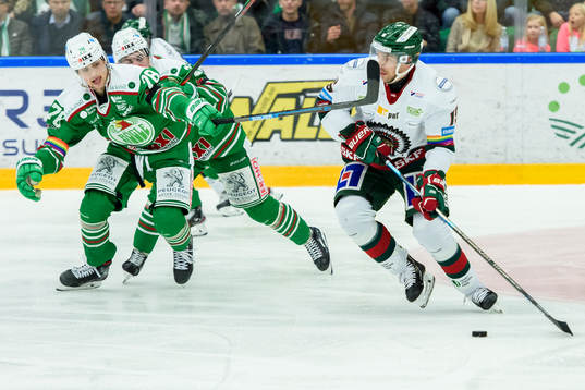 Frölundas Anders Grönlund  och Rögles  Dominik Bokk