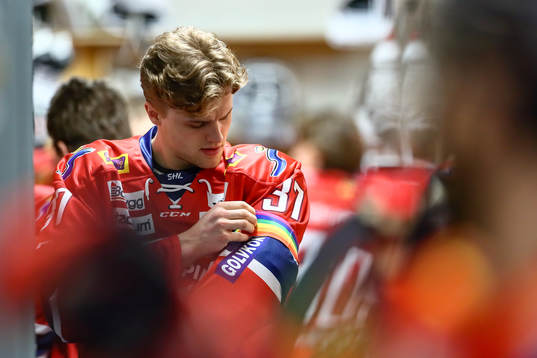 Linköpings Adam Ginning med pride-band