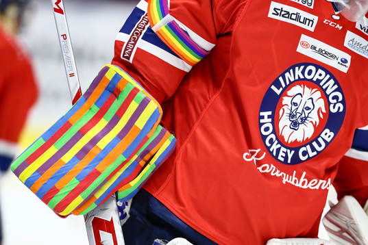 Linköpings målvakt Jonas Gustavsson med pride-handske