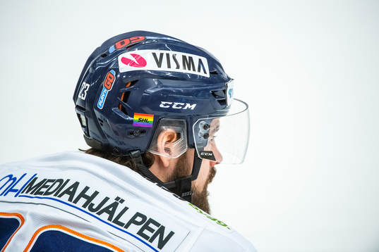 Växjös Roman Horak med prideklistermärke på hjälmen