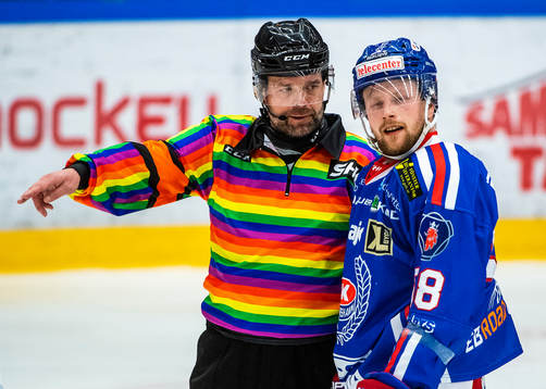 Domare Patrik Sjöberg samtalar med Oskarshamns Oskar