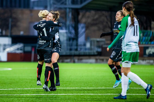 Göteborgs Natalia Kuikka och Rebecka Blomqvist jublar