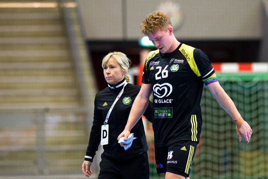 Sävehofs Jonathan Edvardsson lämnar planen