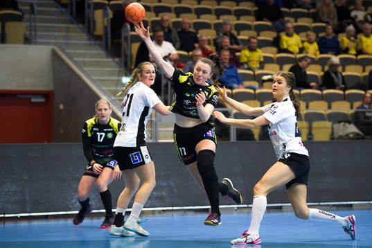 VästeråsIrstas Viola Paulsen och Kristin Ullen i en kamp