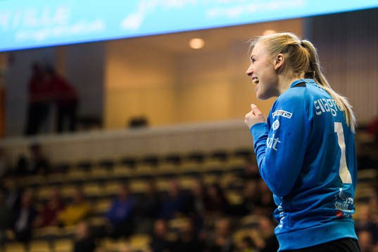 VästeråsIrstas målvakt Elin Lindblom jublar