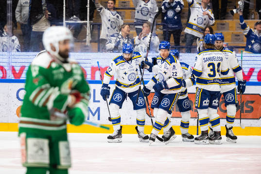 Leksands Sebastian Wännström jublar med lagkamrater
