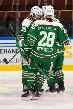 Rögles Taylor Matson jublar med Erik Andersson och Kodie