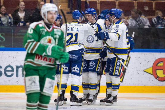Leksands Sebastian Wännström jublar med lagkamrater
