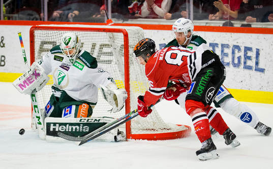 Örebros Mathias Bromé och Färjestads målvakt Markus