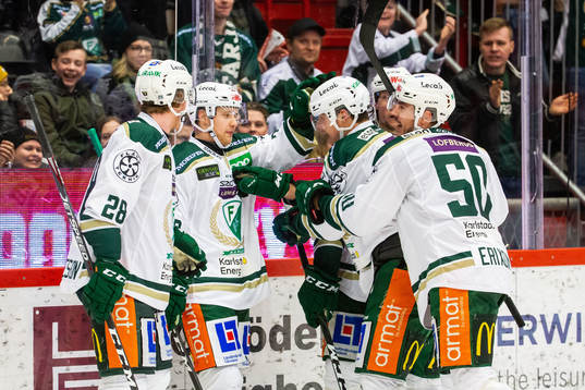 Färjestads Michael Latta jublar med lagkamrater