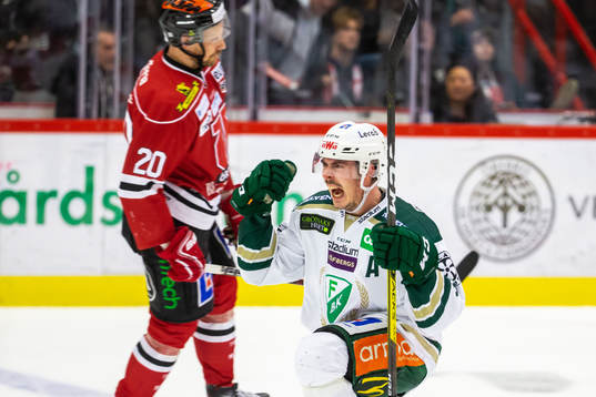 Färjestads Sebastian Erixon jublar framför Örebros