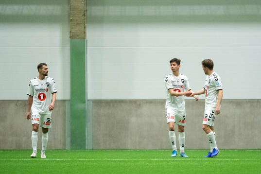 Odds Torgeir Børven jublar med lagkamrater efter 2-1