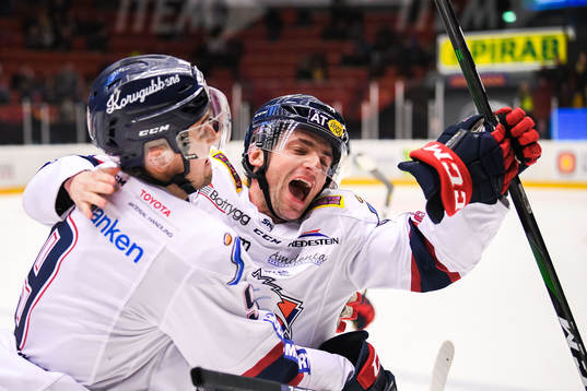 Linköpings Mikael Frycklund och Broc Little jublar