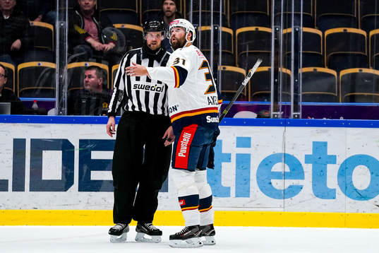 Djurgårdens Dick Axelsson och linjedomare Johannes Käck
