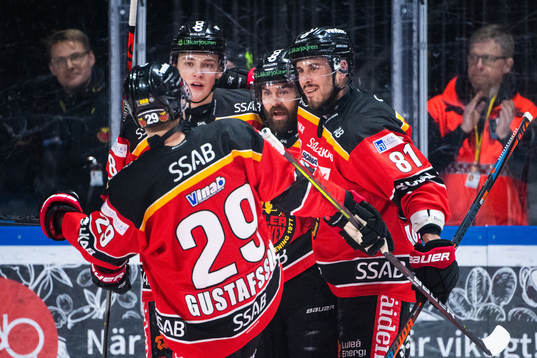 Luleås Jack Connolly jublar med lagkamrater