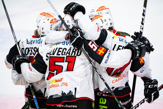Malmö Redhawks Emil Sylvegård jublar med lagkamrater