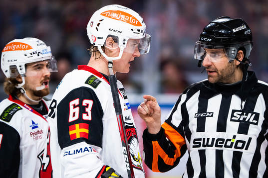 Malmö Redhawks Fredrik Händemark och domare Mikael