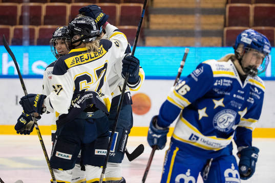 HV71s Michelle Löwenhielm jublar