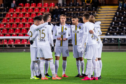 s spelare samlas i en ring