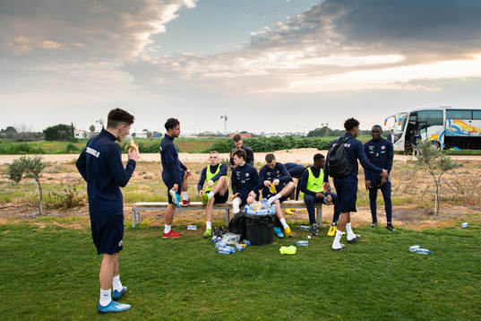 Spelarna sitter på en bänk efter en träning med Helsingborg