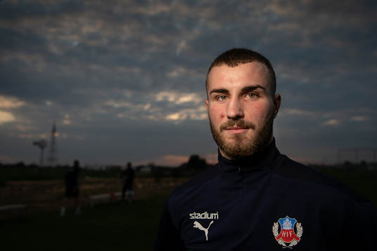 Nermin Karic poserar för ett porträtt efter en träning med Helsingborg