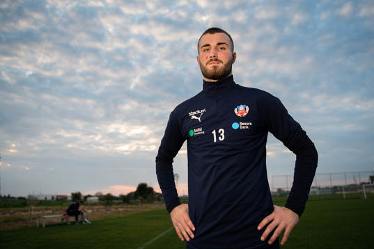 Nermin Karic poserar för ett porträtt efter en träning med Helsingborg