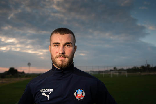 Nermin Karic poserar för ett porträtt efter en träning med Helsingborg