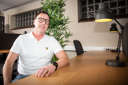 I denna Handoutbild från Östersunds FK poserar Lars-Olof