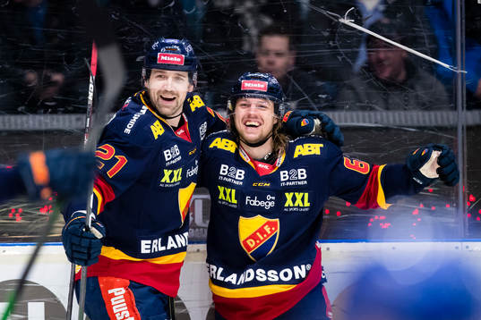 Djurgårdens Manuel Ågren gör 1-0 och jublar med Patrik