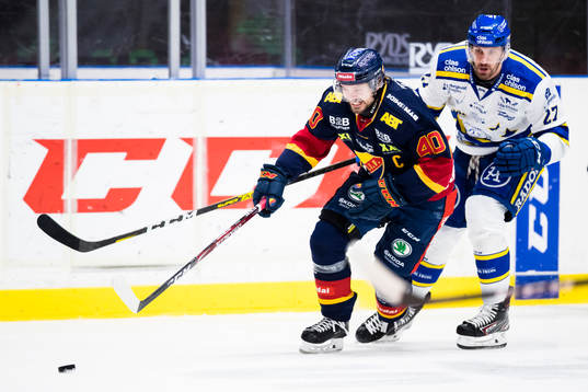 Djurgårdens Jacob Josefson i kamp om pucken med Leksands