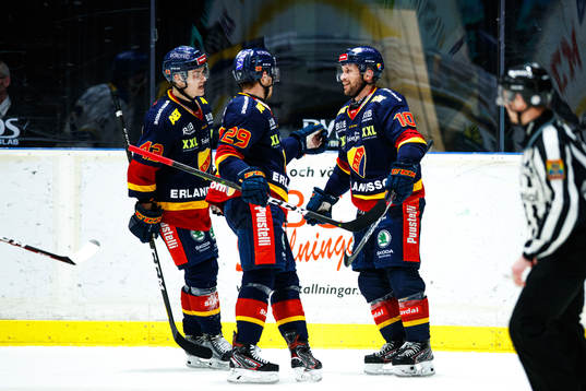 Djurgårdens Niclas Bergfors jublar med Tom Nilsson och