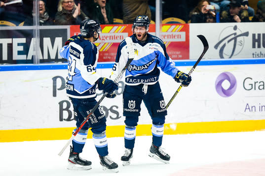 s Eric Martinsson och Anthony Camara jublar