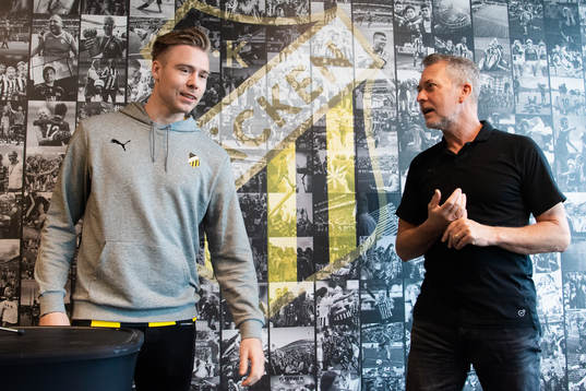 Häckens sportchef Sonny Karlsson presenterar nyförvärvet