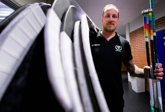 Färjestads materialare Arto Mäntymäki bär ut klubbor